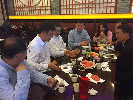 汪俊博士（左4）、刘雯颖博士（左5）、李才博士（左1）、蔡天权博士（左3）和沈东明博士（右1）、李德润博士（右2）一同聆听孙勇奎（左2）院士规划创新梦想