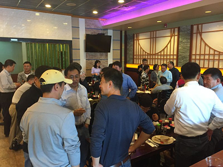 专家们相谈甚欢，直到傍晚时分，仍不舍离去