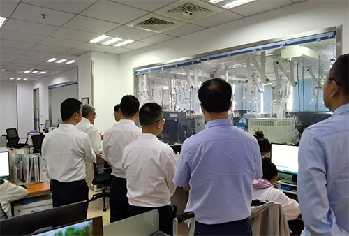 陈博士带领杨副市长一行人参观了不朽情缘mg官网规范化的先进实验室，讲解了药物临床前的研发和IND申报流程。