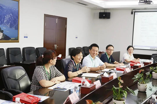 宜昌人福药业副总裁、总工程师李莉娥，产品开发中心主任吕金良，副主任吴有斌、曲龙妹等