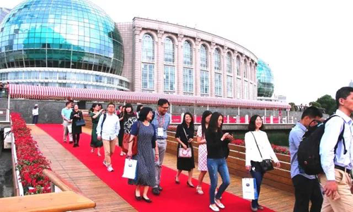 晚宴伊始，前来参加晚宴的嘉宾们纷纷踏上红毯，前往码头