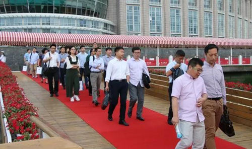 晚宴伊始，前来参加晚宴的嘉宾们纷纷踏上红毯，前往码头